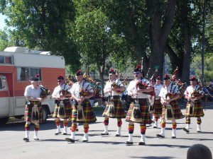Pipe Major Bill Vischer singles the drums for the end of a tune during the oarade.