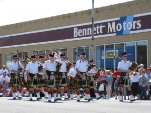 Pipe Major Bill Vischer calls "Forward, March" to start the band
